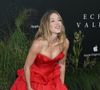 Une flamboyante robe rouge sur le dos, elle assume son aura glamour, à l'image de sa dernière séance photos pour EMPIRE où, d'une beauté glacée, elle évoque au gré des portraits en noir et blanc... Les divas hollywoodiennes de l'âge d'or. Rien que ça, oui oui. Cependant, au micro, elle l'affirme : le rôle de sa vie l'a complètement changée. Sydney Sweeney en dit plus sur ce futur projet qui lui tient à coeur...