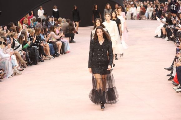 “Je me demande ce qu’il lui trouve”, “elle doit pas lui coûter cher” : Leonardo Dicaprio, 50 ans, officialise avec sa copine de 26 ans à Cannes…. Et se fait clasher