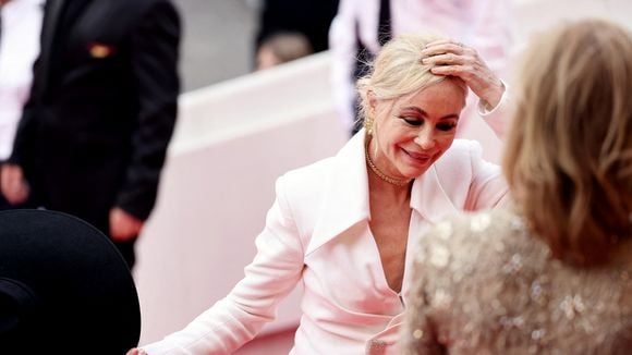 "Elle a détruit son visage" : Emmanuelle Béart victime de "botox shaming", l'icône de 61 ans est majoritairement insultée par des femmes