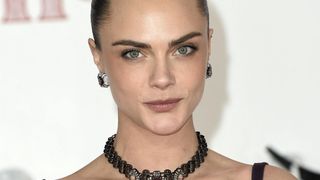 "Décolleté façon Bridgerton !", "Sexy et classe" : cette mannequin iconique ose le corset et réhabilite un classique du style