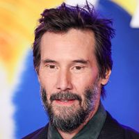 "Qu'est-ce qu'il fait avec sa mère ?" : la compagne de Keanu Reeves critiquée pour son âge, les internautes prennent sa défense