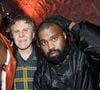 Un ancien employé de Kanye West vient de porter plainte contre lui.