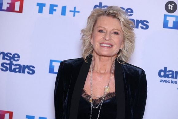 A William Leymergie, elle témoigne de son expérience sur les réseaux sociaux, abondant en commentaires négatifs, et met en lumière la réalité dont elle a pû témoigner, celle d’un sexisme intériorisé, par les femmes, envers les femmes : “Mais vous ne pouvez pas imaginer le nombre de critiques que j’ai eues sur Instagram de femmes qui jugeaient que cette robe était trop courte pour une femme de mon âge, c’est-à-dire de plus de 60 ans.”