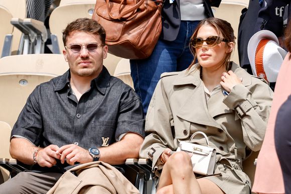 Iris Mittenaere et Antoine Dupont ont profité de la finale Hommes de Roland-Garros pour s’offrir une première sortie officielle en amoureux, se montrant particulièrement tendres et complices dans les tribunes du court Philippe-Chatrier ce dimanche 8 juin.
Les tribunes de Roland-Garros ont fait le plein de célébrités pour la grande finale masculine entre Jannik Sinner et Carlos Alcaraz. Un véritable défilé de stars s’est pressé autour du court Philippe-Chatrier : les actrices américaines Natalie Portman et Lily Collins, le chanteur Stromae ou encore les acteurs Pierre Niney, François Civil et Adèle Exarchopoulos. Parmi eux, Iris Mittenaere et Antoine Dupont ont attiré tous les regards. Entre le capitaine du XV de France de rugby de 28 ans et I'ancienne Miss France de 32 ans, c'est bien plus qu'une belle amitié.