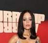 Jenna Ortega métamorphosée
Jenna Ortega fait la une des journaux après la sortie très attendue de la deuxième saison de sa série Netflix, Mercredi, le 6 août 2025. Mais cette fois-ci, ce n'est pas seulement son jeu d'actrice qui fait parler d'elle. Il y a quelques jours, Jenna a assisté au tapis rouge de la première de sa série à Paris. La jeune femme incarnait à la perfection son rôle, vêtue d'une longue robe couleur chair, et maquillée très "dark", un teint porceleine, les lèvres sombres et les sourcils décolorés, avec un accent mis sur les contours de son visage, ce qui marquait et creusait ses joues. Inutile de dire que son style et son look sont immédiatement devenus viraux. Les internautes ont donc comparé les anciennes photos de l'actrice de 22 ans avec sa nouvelle apparence.