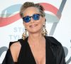 Sharon Stone, qui lui aurait directement texté en anglais : "Je suis à Paris, est-ce qu'on peut se voir ce soir ? Est-ce que tu es libre ?"... Mais naturellement l'histoire ne s'arrête pas là.