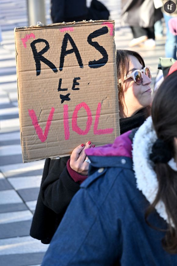 Les violences sexuelles côtoient parfois les violences physiques. Surtout en cas de refus. Et la violence verbale, l'humiliation, sont coutumières. Le "devoir conjugal" symbolise toute une suite d'oppressions aussi bien psychologiques que physiques, affirmant la domination de l'époux au sein du couple. En témoignent, ces propos d'un mari, paraphrasé par son épouse : "toi de toute façon, tu n'es qu'une femme. Tais-toi, tu ne sais pas. C'est moi le maître ici !".