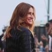 “Une légende !” : à 57 ans, Julia Roberts se dévoile amoureuse et rayonnante et éblouit la Mostra de Venise avec ses looks glamours