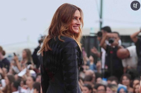 “Une légende !” : à 57 ans, Julia Roberts se dévoile amoureuse et rayonnante et éblouit la Mostra de Venise avec ses looks glamours