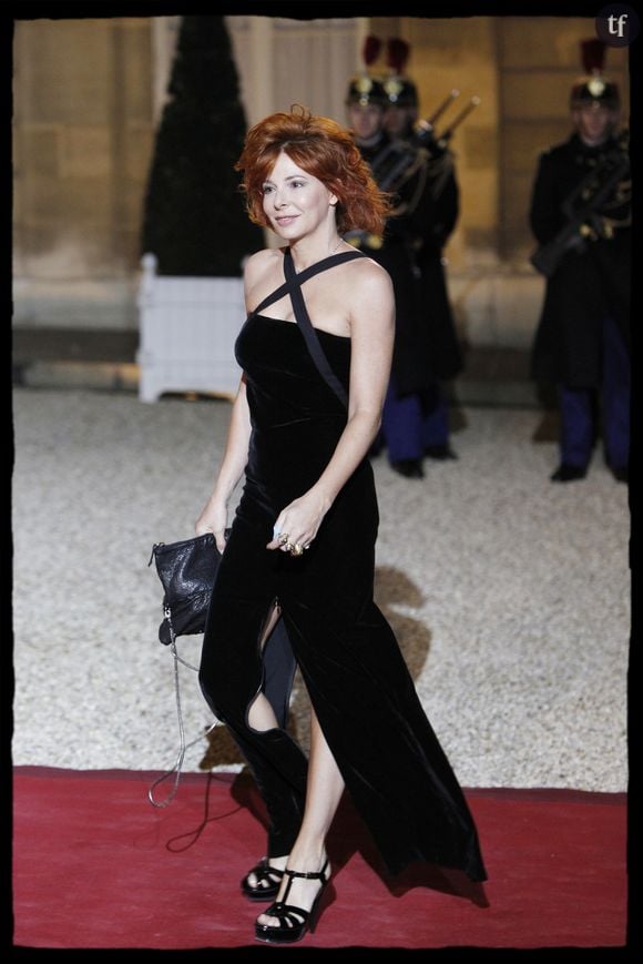 Mylène Farmer, immense légende de la chanson française et de notre matrimoine, a toujours bousculé les lignes - de la création musicale, de la sexualité, des normes de genre, de la féminité. Et le démontre encore une fois dans la bouche de cette érudite qui l'effeuille.