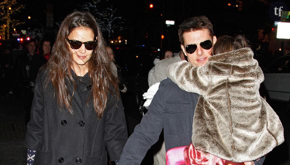 Suri Cruise ne voit plus son père

Pour autant, père et fille ne se seraient pas vus depuis plus de dix ans. Depuis le divorce de ses parents en 2012, Suri Cruise est restée aux côtés de sa mère, qui a obtenu sa garde exclusive et l’a élevée loin de l’influence de la Scientologie, secte dont fait partie son ex-mari, qui entretiendrait depuis peu une relation avec l'actrice Ana de Armas. Preuve que Suri a totalement pris ses distances avec l’acteur : l’an dernier, la jeune femme a obtenu son diplôme du lycée LaGuardia sous le nom de "Suri Noelle" (le second prénom de sa mère, ndlr). Un éloignement qui pourrait conduire la jeune fille à aller plus loin, en saisissant la justice afin d’abandonner légalement le patronyme de la star de Mission Impossible.

Elle ne serait pas la seule à entamer une telle procédure. En août 2024, Shiloh Jolie, l’une des filles de Brad Pitt et Angelina Jolie a officiellement demandé à un tribunal américain de se délester du nom de son père.