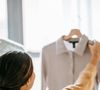 Une stratégie marketing qui joue sur les complexes
La plupart de nos marques préférées s'appuient encore sur des systèmes standardisés dépassés, basés sur un petit échantillon de femmes blanches minces et en forme de sablier. Par ailleurs, certaines enseignes exploitent cette variabilité de tailles pour influencer inconsciemment les clients. C’est le principe du "vanity sizing", qui consiste à étiqueter un vêtement avec une taille plus petite que sa coupe réelle. Mais l’effet inverse peut également être utilisé.
Une étude publiée dans le Journal of Consumer Psychology en 2014 montre que certaines marques attribuent des tailles plus grandes que la réalité. Pourquoi ? Car cela "peut conduire à une consommation compensatoire d'autres produits", soulignent les chercheurs. Une stratégie marketing bien rodée qui n'est pas sans effets sur les consommateur.ice.s. L'étude note que cette technique "réduit l'estime de soi". "Cette recherche révèle une relation dynamique et complexe entre les consommateurs et les étiquettes de tailles, où le shopping peut servir à construire, renforcer, menacer et/ou restaurer l'estime de soi en matière d'apparence".