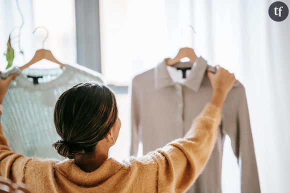 Une stratégie marketing qui joue sur les complexes

La plupart de nos marques préférées s'appuient encore sur des systèmes standardisés dépassés, basés sur un petit échantillon de femmes blanches minces et en forme de sablier. Par ailleurs, certaines enseignes exploitent cette variabilité de tailles pour influencer inconsciemment les clients. C’est le principe du "vanity sizing", qui consiste à étiqueter un vêtement avec une taille plus petite que sa coupe réelle. Mais l’effet inverse peut également être utilisé. 

Une étude publiée dans le Journal of Consumer Psychology en 2014 montre que certaines marques attribuent des tailles plus grandes que la réalité. Pourquoi ? Car cela "peut conduire à une consommation compensatoire d'autres produits", soulignent les chercheurs. Une stratégie marketing bien rodée qui n'est pas sans effets sur les consommateur.ice.s. L'étude note que cette technique "réduit l'estime de soi". "Cette recherche révèle une relation dynamique et complexe entre les consommateurs et les étiquettes de tailles, où le shopping peut servir à construire, renforcer, menacer et/ou restaurer l'estime de soi en matière d'apparence".