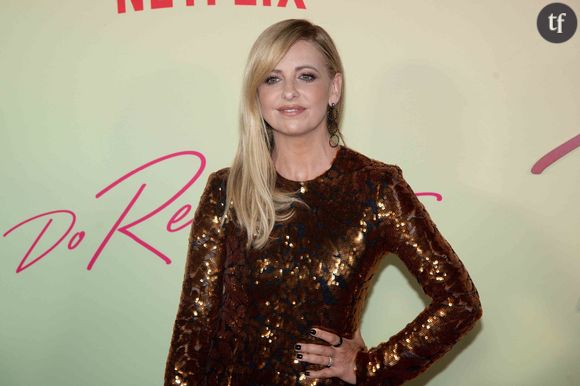 Sarah Michelle Gellar critiquée pour le cadeau offert à sa fille

Sarah Michelle Gellar a reçu de nombreuses réactions après avoir révélé qu'elle avait offert à sa fille, Charlotte, une Jeep pour son 16e anniversaire. Les fans se sont rués dans les commentaires de la star de Buffy pour dénoncer ce choix. "Joyeux anniversaire Charlotte… ne banalisez pas les voitures hors de prix offertes aux jeunes conducteurs. Je pense que vous avez malheureusement gâché l'anniversaire de votre merveilleuse fille", écrit un internaute. "Je suis content pour toi et Charlotte, mais est-ce qu'un jeune de 16 ans a vraiment besoin qu'on lui offre une Jeep, parmi toutes les voitures ? Des voitures gourmandes en carburant, pour commencer. Ça remet les choses en perspective quand la plupart des jeunes de 16 ans doivent travailler pour économiser et s'acheter une petite bagnole d'occasion. C’est décevant de voir que les riches n’enseignent pas à leur progéniture la valeur de l’argent et du travail acharné", s'indigne un autre.