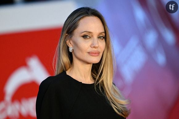 À l'occasion du tout premier numéro de Time France, l’édition française du célèbre magazine américain lancée ce jeudi 18 décembre dans les kiosques, Angelina Jolie a dévoilé les cicatrices de sa double mastectomie préventive, pratiquée en 2013. Un geste fort qui encourage l'accès à l'information et la prévention du cancer du sein.