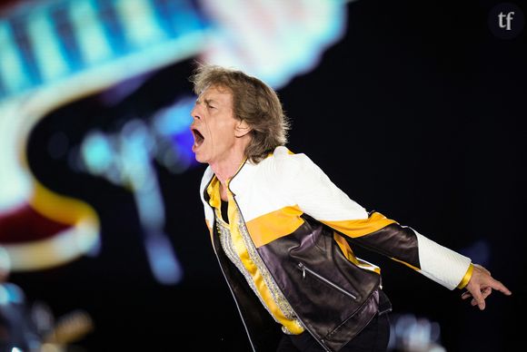 Papa was a rolling stone, chantaient les Temptations. Et papi aussi : la voix du plus mythique des groupes de rock souffle ses bougies joyeusement sur quelques photos partagés sur les sites people. Lumineux, l'octogénaire apparaît aux côtés de sa chère et tendre, sa compagne Melanie Hamrick. Joli couple, si l'on excepte un léger détail : un sacré écart âge, savamment repéré par les internautes.