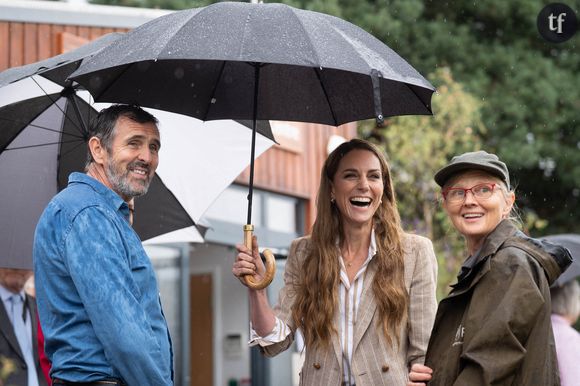 Et plus encore, qu'elle critallise des commentaires tout à fait âgistes et sexistes sur son visage, tel que dévoilé sur les photographies ci-desssous - lesquelles prennent place dans un cadre fort dramatique, mais cela n'arrête pas les commentateurs.