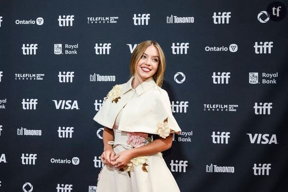 “Elle sait exactement ce qu’elle fait”, le décolleté plongeant de Sydney Sweeney rend dingue les internautes