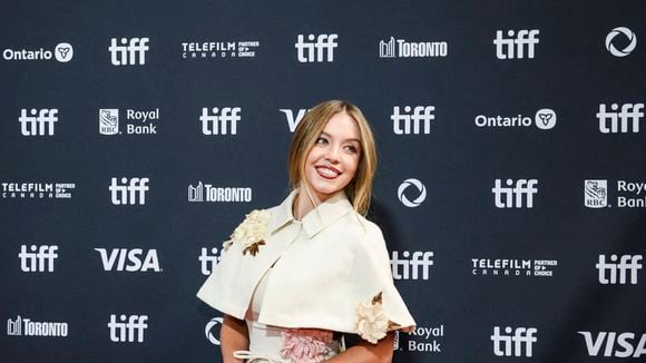 “Elle sait exactement ce qu’elle fait”, le décolleté plongeant de Sydney Sweeney rend dingue les internautes