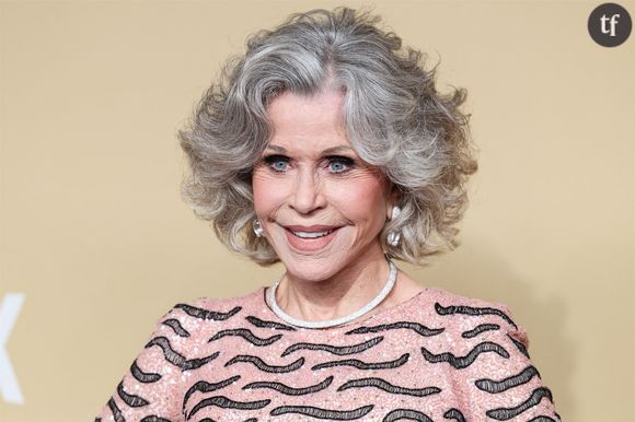 Régulièrement interrogée sur son rapport au temps qui passe, l'actrice de 87 ans se hisse en porte-parole des femmes séniors et brise les préjugés liés à la vieillesse. À 87 ans, l'actrice et militante a confié au New York Times en février 2025 ne pas se considérer "comme une personne âgée" et se sentir "beaucoup plus jeune" qu'elle ne l'était à 20 ans. La star, qui a popularisé l'aérobic dans les années 70-80, explique continuer de suivre un entraînement sportif régulier avec une coach pour se maintenir en forme. "Je fais du renforcement du haut et du bas du corps un jour sur deux, et je refais beaucoup d'exercices que je faisais avant, avec une grande différence : je bouge lentement. C'est mon mantra pour vieillir."