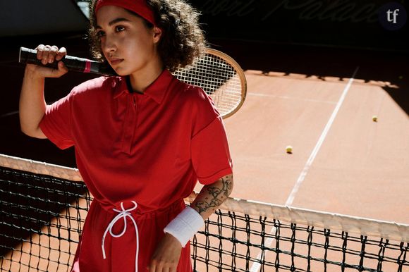 Le règlement de la fédération internationale de tennis (ITF) concernant les Grand Chelem interdit d'avoir plus d'un logo sur sa casquette, ce qui était le cas de la jeune joueuse de 17 ans dont la virgule Nike apparaissait aussi sur le devant.