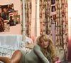 C'est le compte fan @scarpenterfiles qui a ressorti ce shooting iconique de la star sur le réseau social X, avec la légende : "Nous sommes passés beaucoup trop vite à autre chose après la séance photo Fenty de Sabrina Carpenter". La star faisait partie des célébrités invitées à défiler lors du Savage X Fenty Vol. 3 et avait posé en lingerie dans un ensemble en dentelle noir. Sabrina Carpenter s'impose en reine de la lingerie. En 2024, elle est devenue l'égérie de la campagne de lingerie Skims, inspirée des années 90.