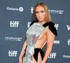Plus hot que jamais à 55 ans. C'est ainsi que se portraitise Jennifer Lopez dans sa dernière publication, un selfie énamouré, où elle apparaît dans un body décolleté, face à son miroir.