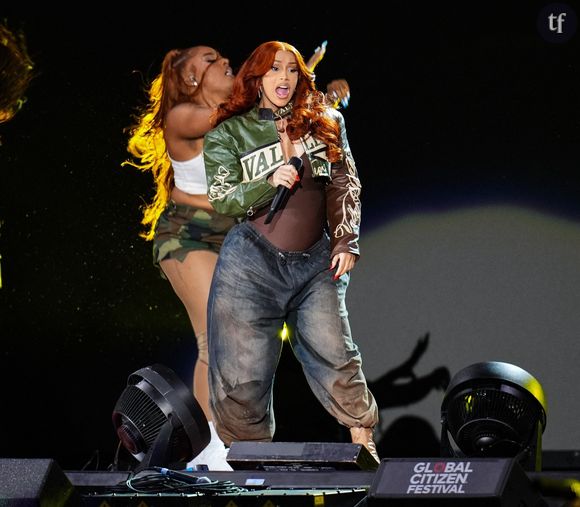 Cardi B bataille contre la censure dans ce costume sulfureux qui lui sied tel un gant de velours.