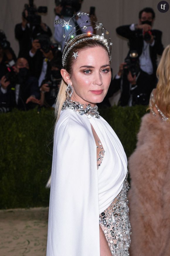 Accompagnant The Rock alias Dwayne Johnson sur le red carpet, la superstar a sidéré son monde en arborant cette fulgurance fashion à la Dakota Johnson.