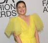 L'espace d'une confession, Drew Barrymore l'a affirmé : elle n’a pas eu recours à la chirurgie esthétique, jamais, en 30 ans de carrière. Bien des producteurs auraient souhaité qu'elle "retouche" son visage. Mais celle qui traverse Hollywood depuis sa mise en lumière par Steven Spielberg en 1982 a toujours envoyé valdinguer cette injonction patriarcale.