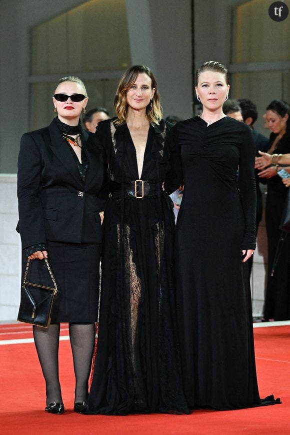 "J’ai été frappée par un acteur sur un film, j’avais été giflée et j’avais quitté le film", a raconté Sara Forestier. Et l’acteur dont elle parle est Nicolas Duvauchelle. Sara Forestier a raconté avoir perdu le sommeil et avoir eu “des envies de suicide”. "Les femmes abîmées on s'amuse à dire qu'elles sont folles"