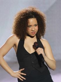 "Mieux que Lady Gaga" : on doit à cette chanteuse de 27 ans sacrée aux Victoires le meilleur album de 2025, mais personne n'en parle