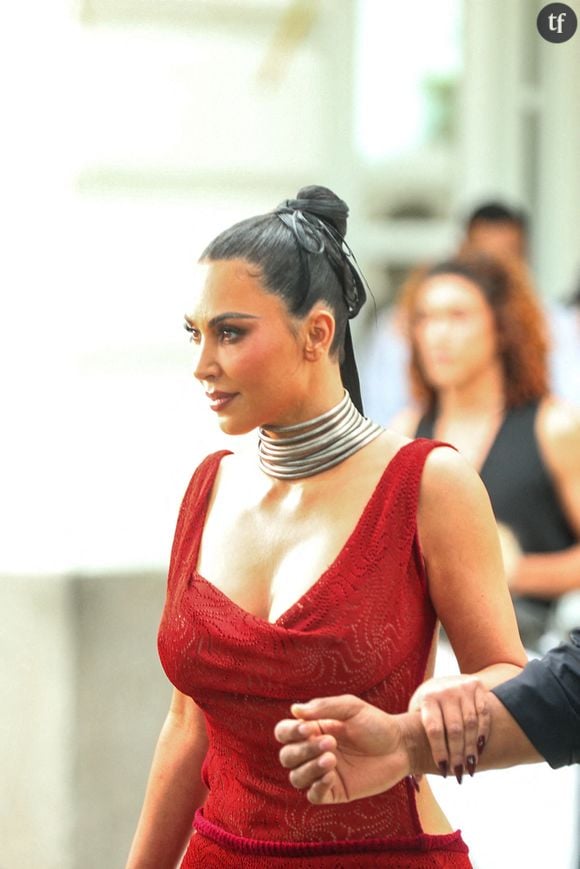 À 45 ans, la star aux 353 millions d’abonnés partage régulièrement des photos en petite tenue, que ce soit pour la promotion de sa marque de lingerie SKIMS ou pour le simple plaisir des yeux de ses abonnés. Parce qu’après des années à avoir travaillé sa notoriété de “bimbo”, Kim Kardashian ne veut tout simplement pas la perdre sous prétexte d’avoir passé la barre des 40 ans. Et une nouvelle fois, elle montre que maturité et sensualité peuvent ne faire qu’un.