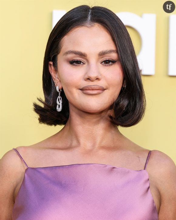 Une théorie du complot devenue virale sur TikTok ces derniers jours affirme que Selena Gomez aurait été remplacée par un clone après des problèmes de santé en 2017. Une théorie loin d’être nouvelle, relancée dans l’ombre de l’affaire Epstein. On vous explique.