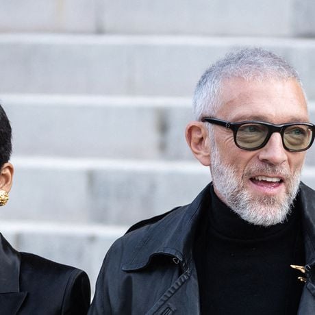 Cache tétons, perruque rose et mini-jupe : Narah Baptista célèbre le carnaval de Rio avec son compagnon Vincent Cassel de 30 ans son aîné