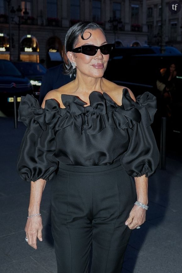 Kim Kardashian a réagi avec humour au lifting de sa mère, en repostant dans sa story Instagram une photo de son maquilleur portant un tee-shirt "Je prendrai ce que Kris Jenner a pris", en référence à la célèbre réplique de Quand Harry rencontre Sally, ajoutant en commentaire "moi aussi bébé !!". De quoi laisser penser que la chirurgie esthétique n’a pas fini de modeler le visage de la célèbre famille.
Pictured: Kris Jenner