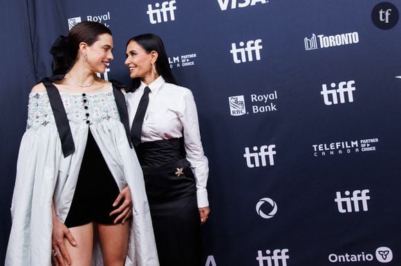 Coralie Fargeat met en scène Demi Moore afin de dénoncer le culte du corps et de la jeunesse, l'hypocrisie de l'industrie hollywoodienne, la pression de la la chirurgie esthétique, entre autres diktats de beauté aliénants. La réalisatrice s'empare du sous genre horrifique le plus organique (le body horror) afin d'exacerber cette réalité jusqu'à la terreur tétanisante.