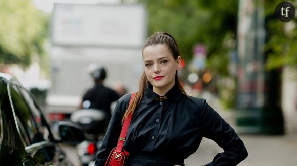 Les questions parlent d’ailleurs d’elles-mêmes dans l’extrait que l’actrice regarde. “Vous êtes deux sœurs, vous êtes belles et votre sœur est belle mais un peu enveloppée quoi. Je dis ça pour être sympa parce que j’aurais pu dire ‘grosse’”, demande-t-il à la jeune Roxane Mesquida dans la vidéo d’archive.