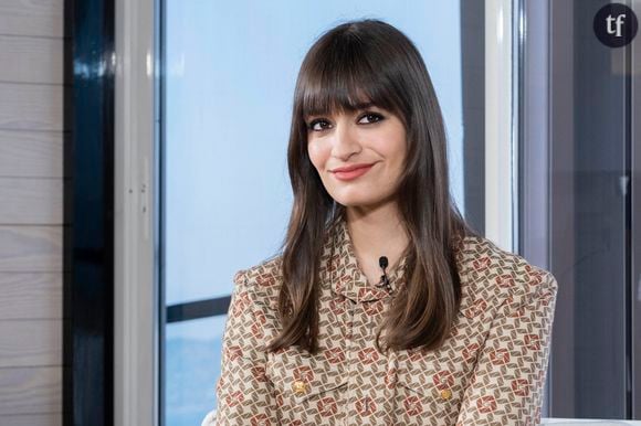 Clara Luciani l’énonce chez Billboard France : “Je crois que le monde n’aime pas les femmes”. Elle incite de fait celles-ci et surtout les chanteuses, “à se tenir la main”. Une ode à la sororité mâtinée de vibes critiques pour l’artiste ouvertement féministe.