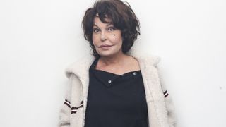 "Je vis seule depuis toujours !" : Isabelle Mergault défend le pouvoir du célibat au féminin, "encore difficile à assumer"