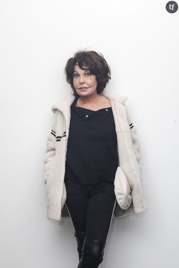 "Je vis seule depuis toujours !" : Isabelle Mergault défend le pouvoir du célibat au féminin