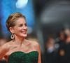 Sharon Stone a osé cet autoportrait énamouré : en nuisette, façon selfie, à bientôt 70 ans. La superstar de Basic instinct célèbre sa beauté et sa sensualité alors que la société invisibilise et discrimine les femmes, et actrices, seniors.