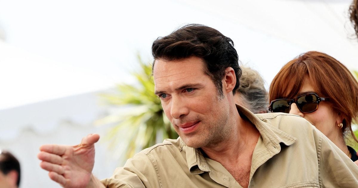 "Il est né avant la honte" : Nicolas Bedos pris à parti par des militantes féministes qui taguent sa maison d'édition