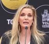 L'actrice de 66 ans s'est prêtée à la tradition hollywoodienne qui consiste à imprimer l'empreinte de ses mains et de ses pieds dans du ciment.