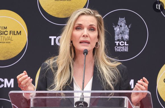 L'actrice de 66 ans s'est prêtée à la tradition hollywoodienne qui consiste à imprimer l'empreinte de ses mains et de ses pieds dans du ciment.