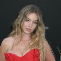 "Sidérant", "Hyper sensuelle" : Sydney Sweeney en veste décolletée s'amuse de son sex appeal dévastateur dans cette série de pubs provocs et ironiques