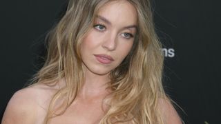 "Sidérant", "Hyper sensuelle" : Sydney Sweeney en veste décolletée s'amuse de son sex appeal dévastateur dans cette série de pubs provocs et ironiques