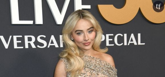 En Une de l’édition de mars du magazine Vogue, Sabrina Carpenter est loin de remporter tous les suffrages auprès des fans. Ils soulignent un manque d’originalité et, surtout, le fait qu’elle a l’air trop retouchée, ce qui la rend méconnaissable.