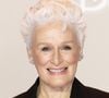 Cela étant, c'est encore autre chose qu'aborde entre les lignes Albert Nodds, inspiré d'une histoire vraie : pour Glenn Close, qui a déjà incarné une militaire lesbienne par le passé au sein d'un film très remarqué par la critique mais aussi par la communauté queer, un rôle qui a énormément importé pour elle, c'est encore là une autre figure LGBTQ qu'elle porte sur ses solides épaules.