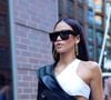 Cassie de retour sur Instagram
Désormais mère d'un troisième enfant, né environ deux semaines après son témoignage à la barre, Cassie a fait son retour sur les réseaux sociaux. La chanteuse de 38 ans a partagé une vidéo du compte Instagram @momswithplans, évoquant la fin de sa grossesse avec humour, avec la légende suivante : "Quand votre ancien moi recommence lentement à sortir après l’accouchement". "Factuel. Petit à petit. mdr.", a-t-elle écrit.
C’est le 28 mai que la chanteuse a accouché d'un garçon, né de sa relation avec le coach sportif Alex Fine, un soutien indéfectible durant le procès de P. Diddy. Dans une déclaration lue par l'avocat de Cassie, ce dernier exprimait : "J’ai ressenti tellement de choses en étant assis là. J’ai ressenti une immense fierté et un amour immense pour Cass. J’ai ressenti une profonde colère à l’idée qu’elle ait été soumise à une personne qui a tenté de la briser. Je n’ai pas sauvé Cassie, comme certains l’ont dit. Dire cela est une insulte aux années de travail pénible que ma femme a accomplies pour se sauver. Cassie a sauvé Cassie." Le couple est déjà parent de deux petites filles, Frankie Stone, 5 ans, et Sunny Cinco, 4 ans.
